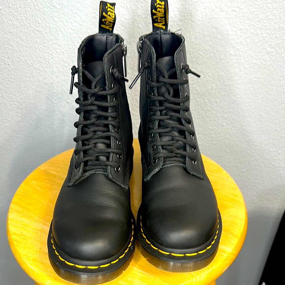 Dr. Martens Black JUNIOR 1460 SOFTY T LEATHER LACE UP BOOTS All Genders.